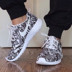 🖤🤍Nike  Women’s Roshe One Print Casual Shoes, Black/White, size 9.5